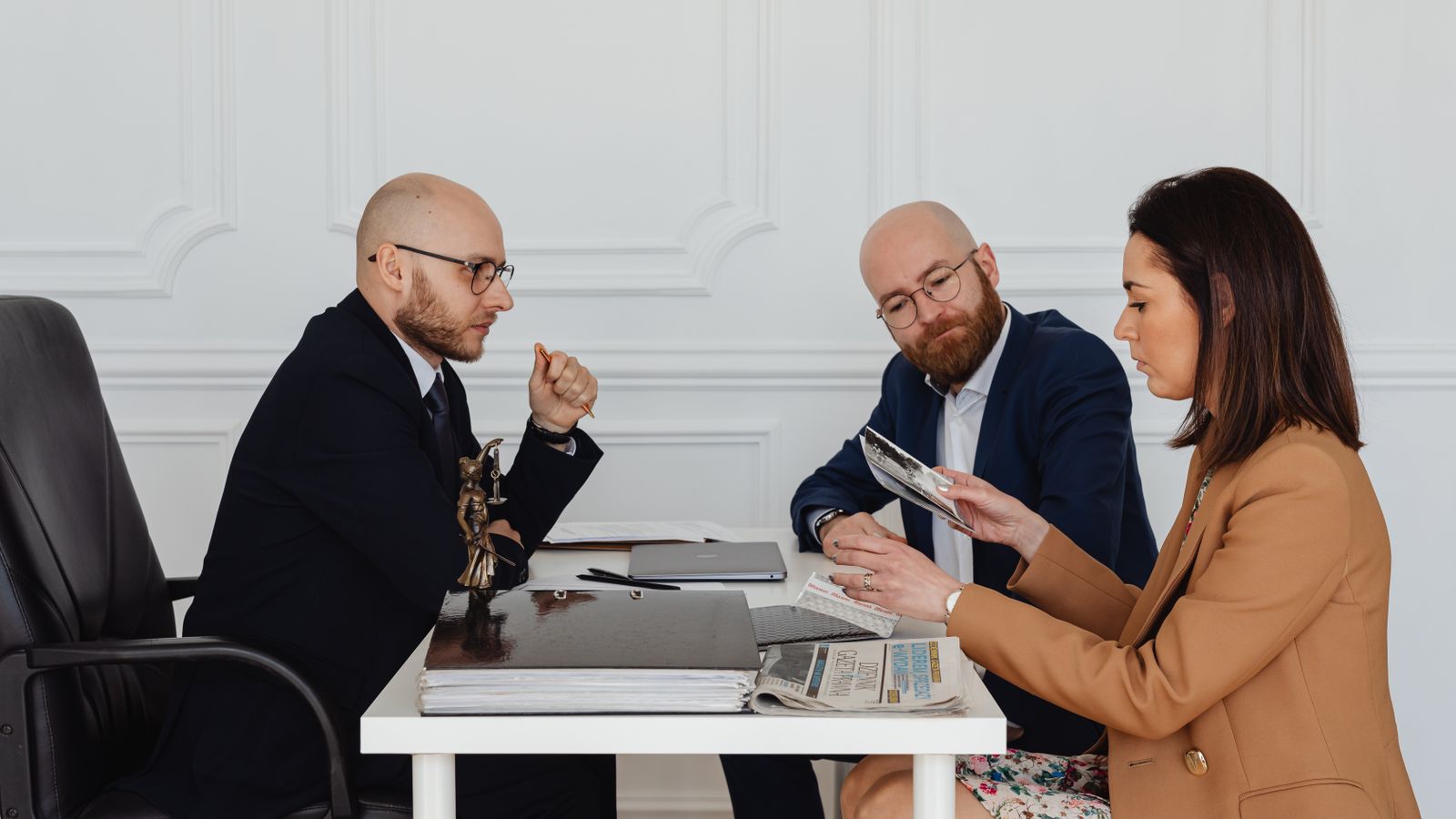 Avocats belges examinant des documents juridiques lors d'une consultation professionnelle sur les obligations AML