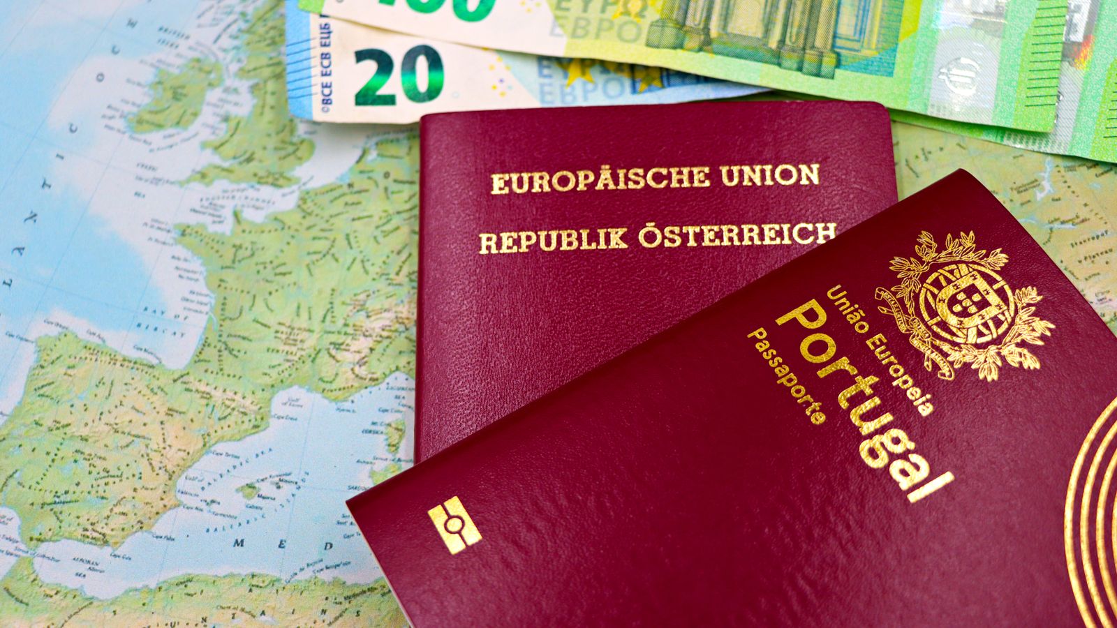 Passeports européens posés sur une carte avec des billets en euros, symbole des schémas golden visa