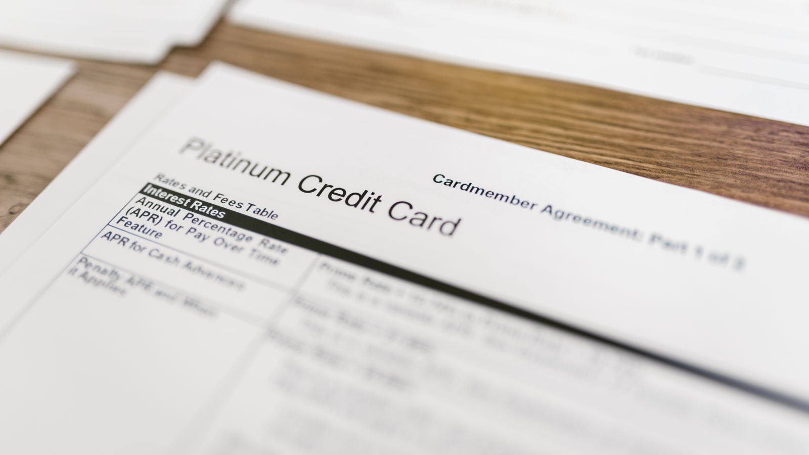 Carte bancaire et relevé de compte illustrant la traçabilité des IBAN virtuels dans les paiements
