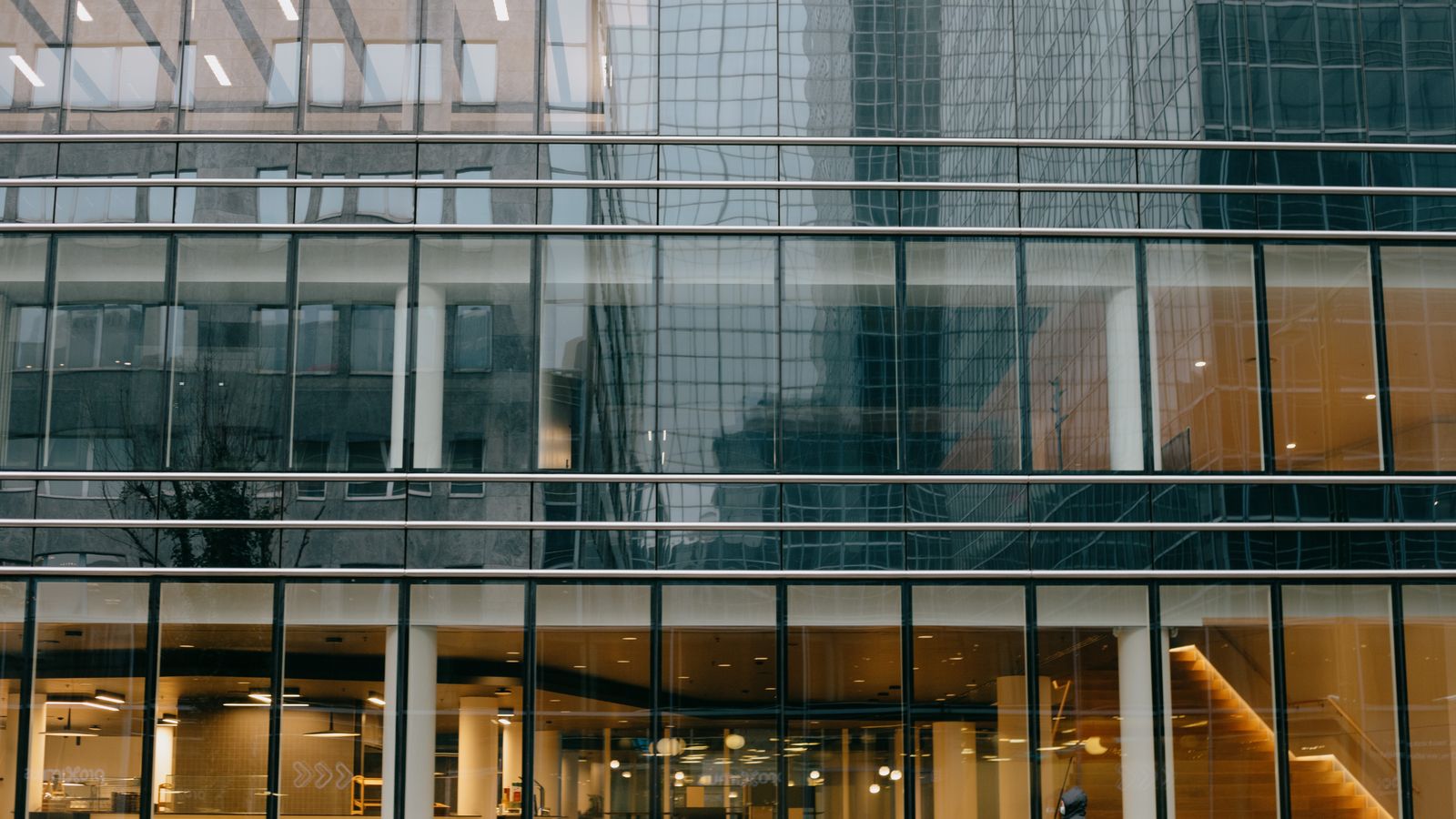 Façade vitrée d'un immeuble de bureaux à Bruxelles illustrant les obligations AML des établissements de crédit belges