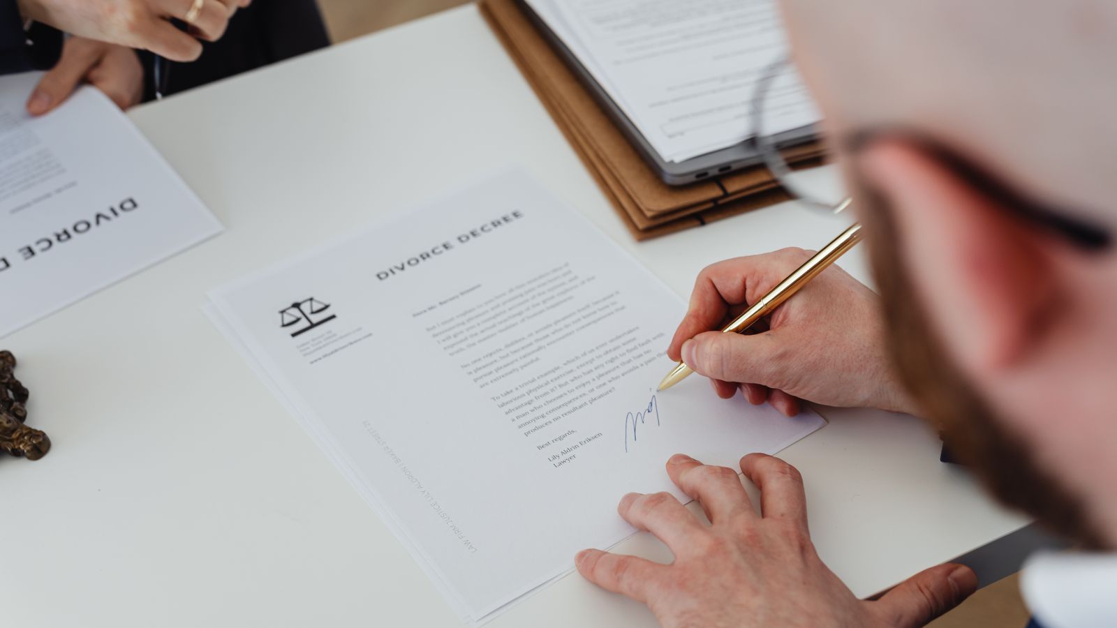 Belgische gerechtsdeurwaarder die een officieel document ondertekent aan zijn bureau, ter illustratie van de AML-verplichtingen van het beroep