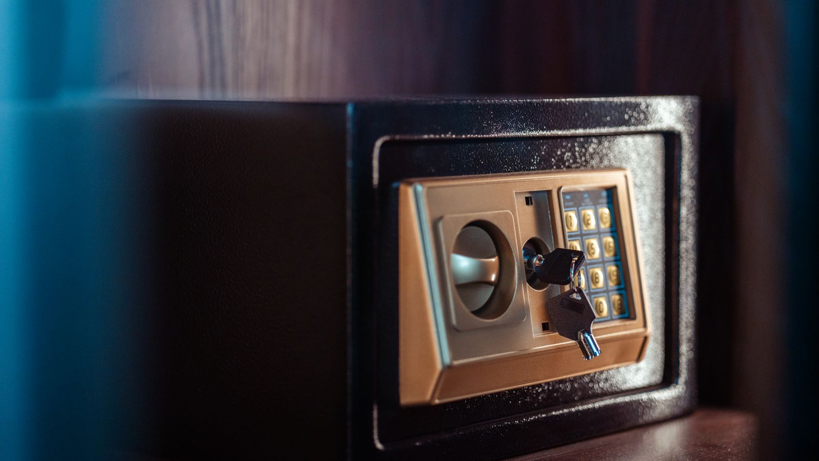 Coffre-fort électronique fermé avec clavier à code, illustrant les obligations AML des loueurs de coffres-forts en Belgique
