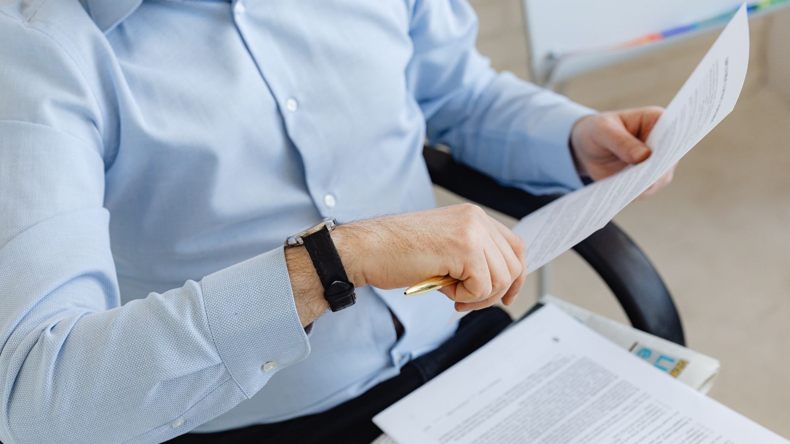 Responsable conformité passant en revue des documents AML dans un bureau professionnel, illustrant les obligations des prestataires de services de financement participatif en Belgique