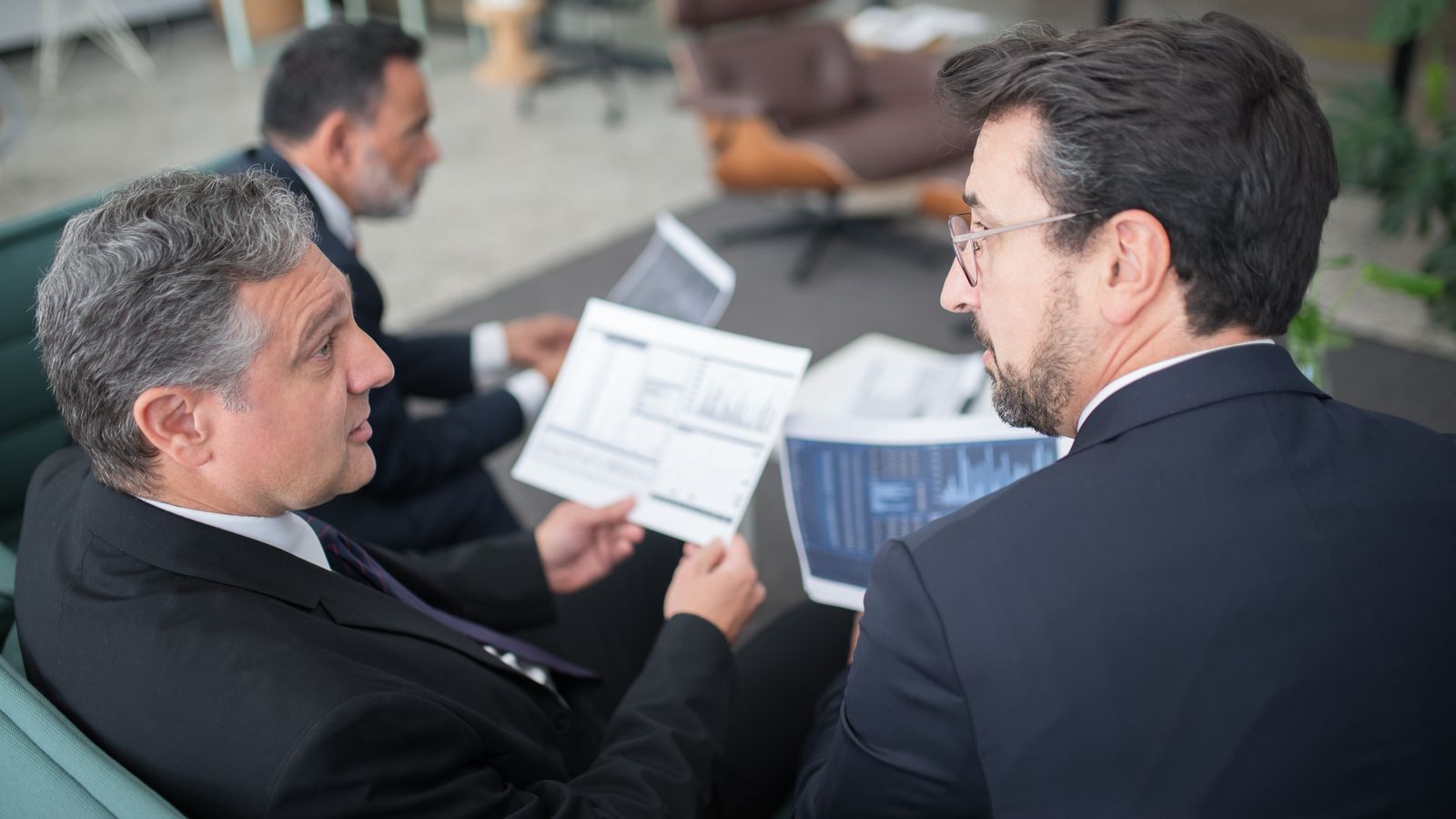 AML-compliance professionals analyseren de AMLA technische normen 2026 in een modern kantoor