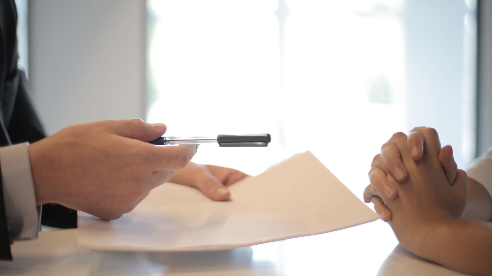 Trustee et conseiller juridique examinant l'acte constitutif d'un trust pour l'enregistrement au registre UBO belge