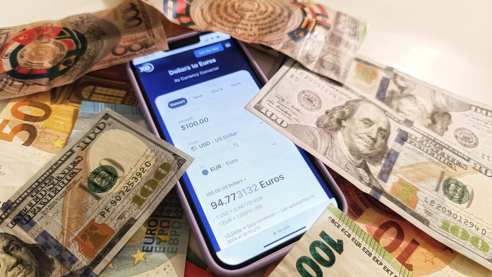 Betaalterminal en eurobankbiljetten die de verplichte informatie bij een bankoverschrijving onder de TFR-verordening illustreren
