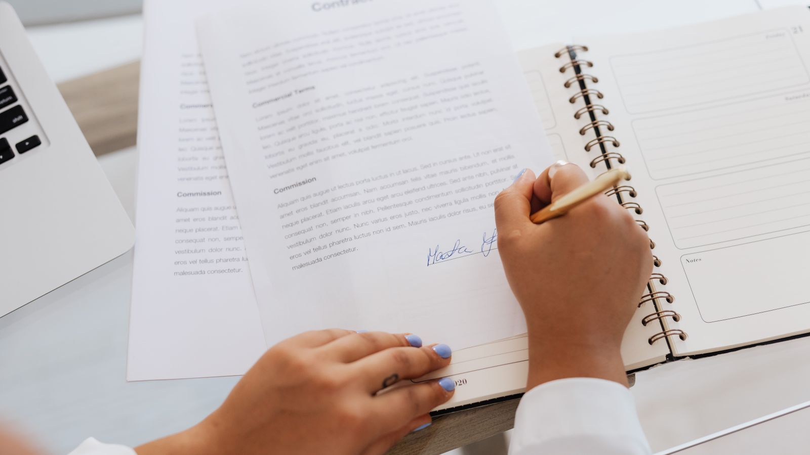 Close-up van een hand die een officieel document ondertekent, ter illustratie van de persoonlijke aansprakelijkheid van een AMLCO of een effectieve leider in België