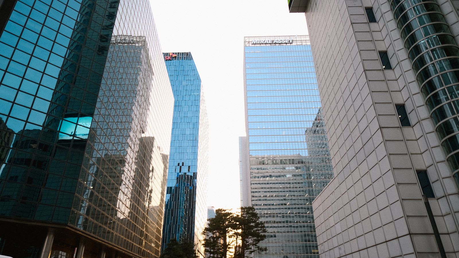 Tours de bureaux modernes aux façades vitrées, symbolisant un groupe d'entités assujetties réparties entre l'Union européenne et des pays tiers