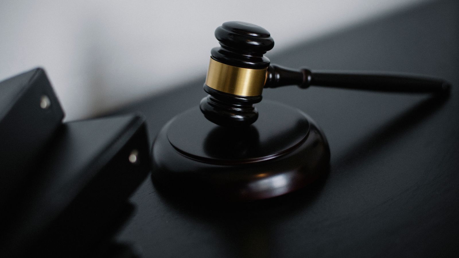 Marteau de juge en bois posé sur des documents, illustrant la méthodologie de calcul des sanctions pécuniaires AML de l'AMLA