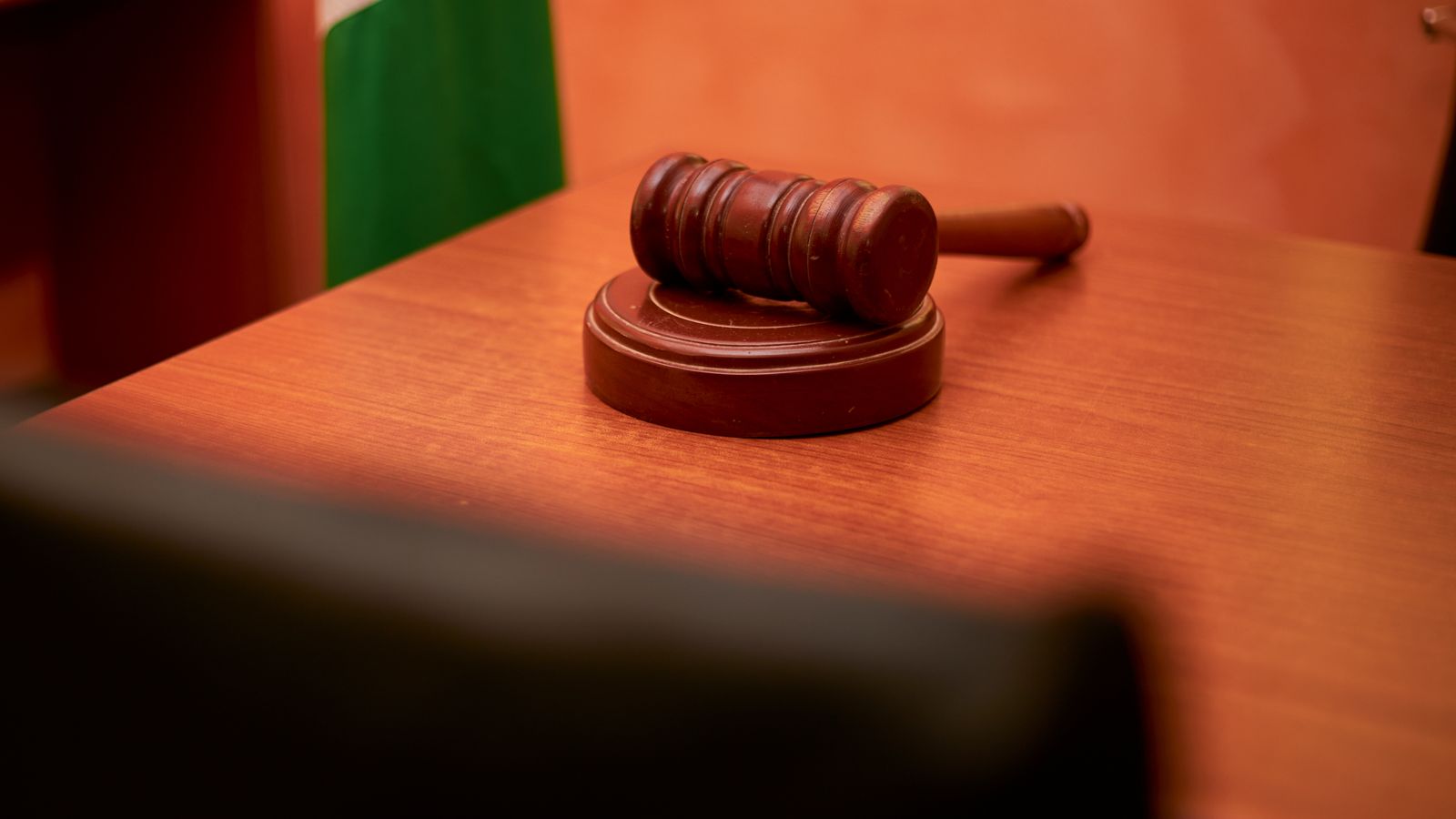 Marteau de juge posé sur un bureau de tribunal, illustrant la saisie pénale et la confiscation des avoirs criminels en Belgique