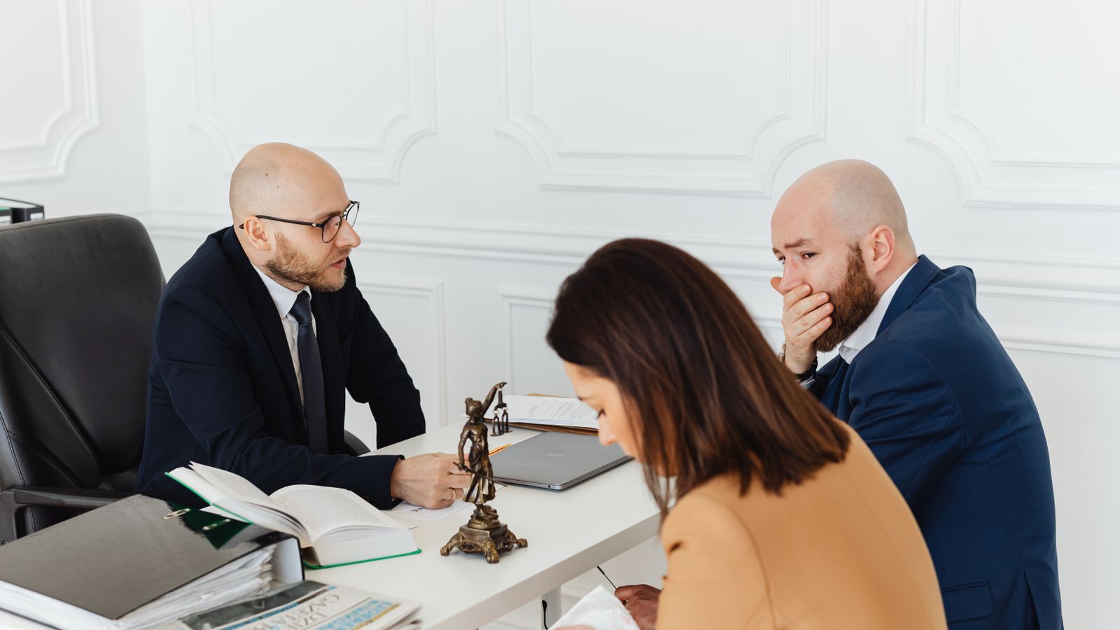 Professionnels examinant des documents juridiques pour vérifier des informations sur les bénéficiaires effectifs