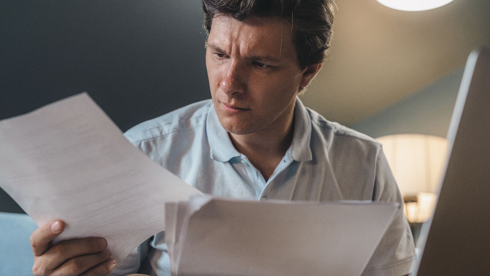 Analyste en conformité examinant des documents financiers pour détecter des signaux d'alerte liés à la traite des êtres humains